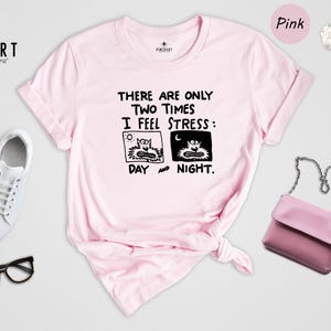 Camiseta con estampado de gato estresado - Humor introvertido - Diseño divertido - Mezcla de algodón suave, estampado ecológico, comodidad informal imagen 6