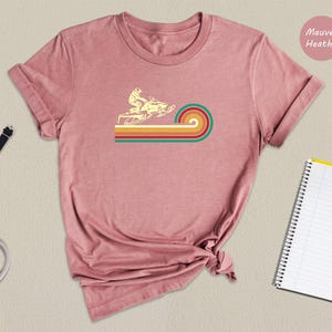 Everyday Shirt Snowmobile Tee: Retro Rainbow Design - Eco Friendly Cotton, Vibrant Digital Ink, Casual Outdoor Wear bild 2