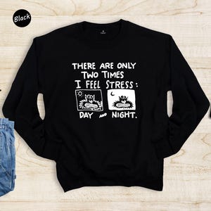 Camiseta con estampado de gato estresado - Humor introvertido - Diseño divertido - Mezcla de algodón suave, estampado ecológico, comodidad informal imagen 8