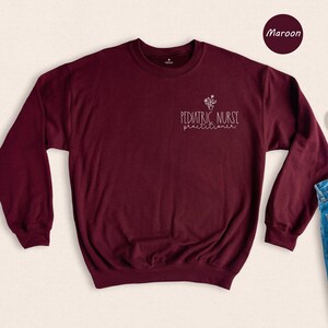 T-shirt d'infirmière pédiatrique : chemise en coton doux avec poche - Tissu respectueux de l'environnement, durable, tailles unisexes, impression numérique à l'encre image 8