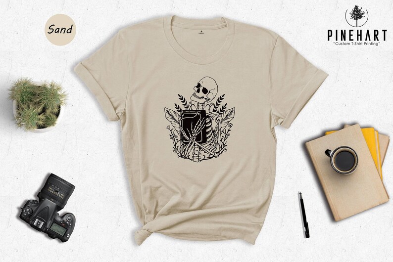 Camiseta de Halloween para amantes de los libros: Esqueleto espeluznante - Algodón ecológico, camiseta informal de lectura para amantes de las novelas imagen 4