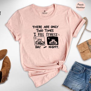 Camiseta con estampado de gato estresado - Humor introvertido - Diseño divertido - Mezcla de algodón suave, estampado ecológico, comodidad informal imagen 5