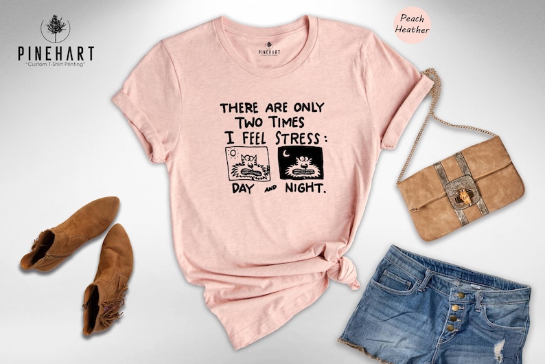 Camiseta con estampado de gato estresado - Humor introvertido - Diseño divertido - Mezcla de algodón suave, estampado ecológico, comodidad informal imagen 5