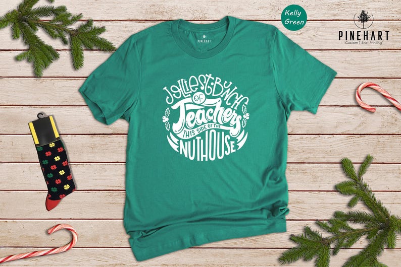 Camiseta unisex - Camiseta navideña para maestros - Diseño Jolliest Bunch, materiales sostenibles, cómoda para usar a diario imagen 2