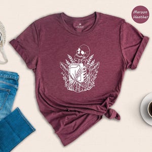 Camiseta de Halloween para amantes de los libros: Esqueleto espeluznante - Algodón ecológico, camiseta informal de lectura para amantes de las novelas imagen 3