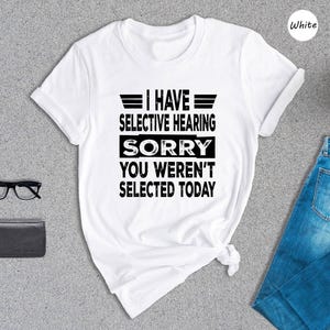 Camiseta con la frase "Tengo oído selectivo", "Lo siento, no fuiste seleccionado hoy", camiseta con cita sarcástica y divertida. imagen 3