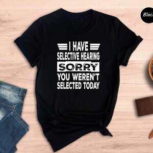 Camiseta con la frase "Tengo oído selectivo", "Lo siento, no fuiste seleccionado hoy", camiseta con cita sarcástica y divertida. imagen 2