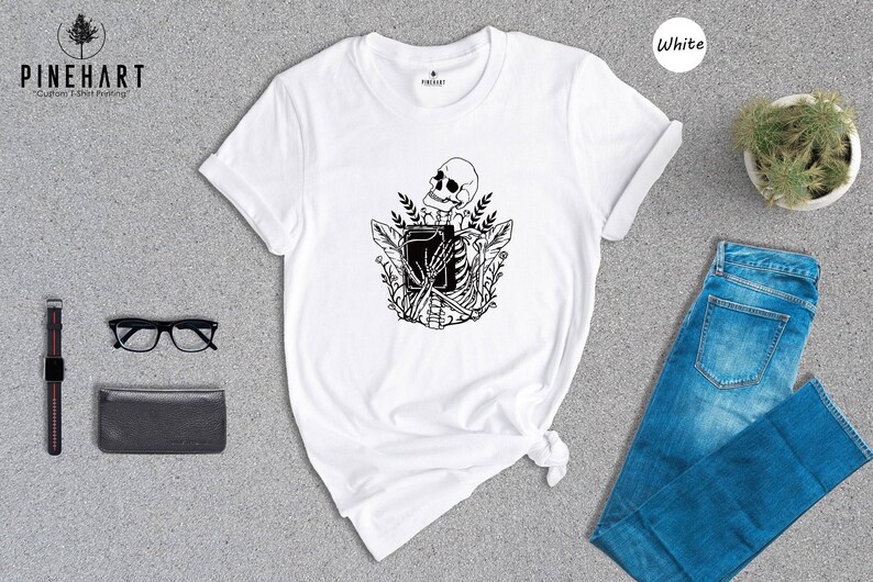 Camiseta de Halloween para amantes de los libros: Esqueleto espeluznante - Algodón ecológico, camiseta informal de lectura para amantes de las novelas imagen 1
