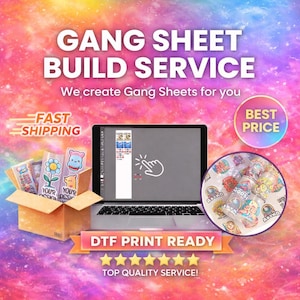 Puede incluir: Un portátil muestra un diseño con un cursor de mano, junto a una caja de pegatinas y un plato de pegatinas. La imagen promociona un "Gang Sheet Build Service" con texto "DTF Print Ready" y una insignia de "Best Price".