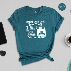 Camiseta con estampado de gato estresado - Humor introvertido - Diseño divertido - Mezcla de algodón suave, estampado ecológico, comodidad informal imagen 4