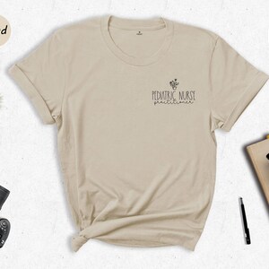 T-shirt d'infirmière pédiatrique : chemise en coton doux avec poche - Tissu respectueux de l'environnement, durable, tailles unisexes, impression numérique à l'encre image 5