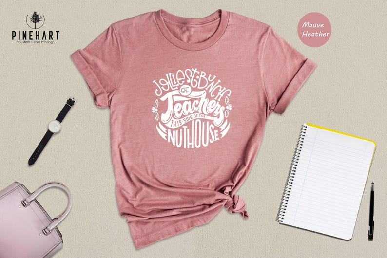 Camiseta unisex - Camiseta navideña para maestros - Diseño Jolliest Bunch, materiales sostenibles, cómoda para usar a diario imagen 5