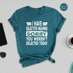Camiseta con la frase "Tengo oído selectivo", "Lo siento, no fuiste seleccionado hoy", camiseta con cita sarcástica y divertida. imagen 6