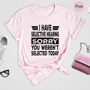 Camiseta con la frase "Tengo oído selectivo", "Lo siento, no fuiste seleccionado hoy", camiseta con cita sarcástica y divertida. imagen 5