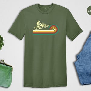 Everyday Shirt Snowmobile Tee: Retro Rainbow Design - Eco Friendly Cotton, Vibrant Digital Ink, Casual Outdoor Wear bild 4