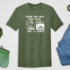 Camiseta con estampado de gato estresado - Humor introvertido - Diseño divertido - Mezcla de algodón suave, estampado ecológico, comodidad informal imagen 2