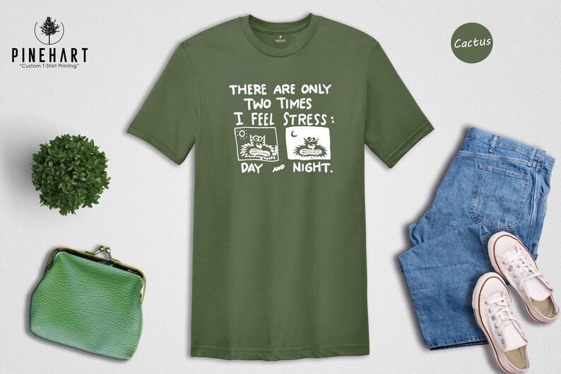 Camiseta con estampado de gato estresado - Humor introvertido - Diseño divertido - Mezcla de algodón suave, estampado ecológico, comodidad informal imagen 2