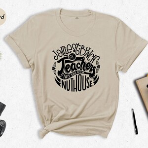 Camiseta unisex - Camiseta navideña para maestros - Diseño Jolliest Bunch, materiales sostenibles, cómoda para usar a diario imagen 7