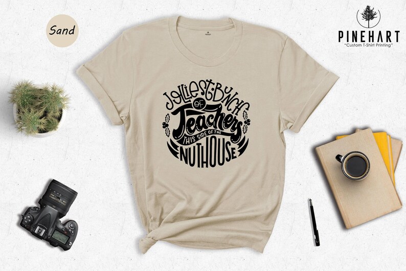 Camiseta unisex - Camiseta navideña para maestros - Diseño Jolliest Bunch, materiales sostenibles, cómoda para usar a diario imagen 7
