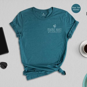 T-shirt d'infirmière pédiatrique : chemise en coton doux avec poche - Tissu respectueux de l'environnement, durable, tailles unisexes, impression numérique à l'encre image 1