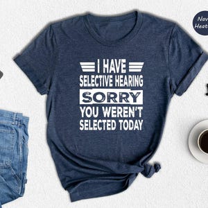 Camiseta con la frase "Tengo oído selectivo", "Lo siento, no fuiste seleccionado hoy", camiseta con cita sarcástica y divertida. imagen 4