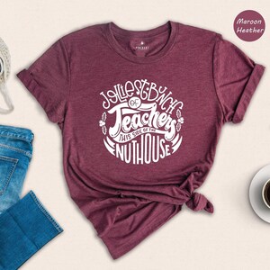 Camiseta unisex - Camiseta navideña para maestros - Diseño Jolliest Bunch, materiales sostenibles, cómoda para usar a diario imagen 4