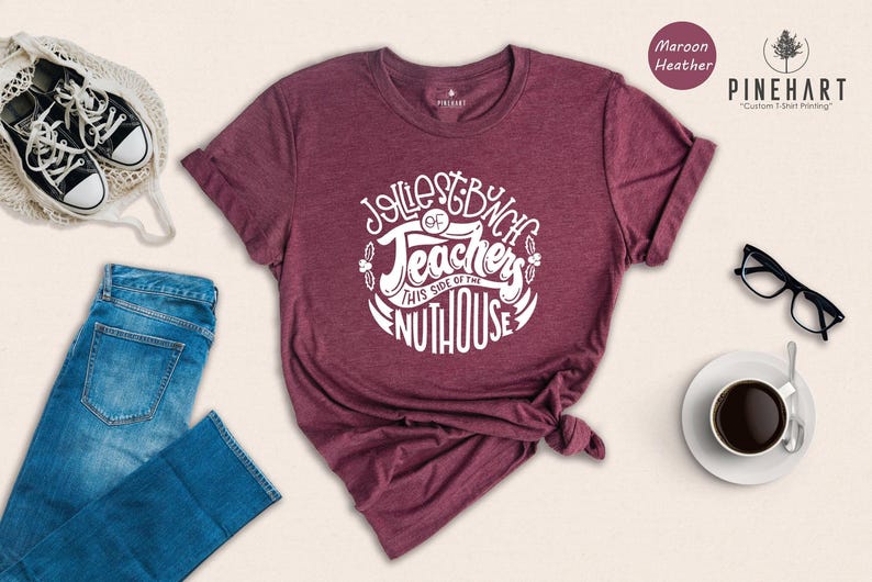 Camiseta unisex - Camiseta navideña para maestros - Diseño Jolliest Bunch, materiales sostenibles, cómoda para usar a diario imagen 4