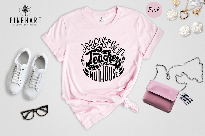 Camiseta unisex - Camiseta navideña para maestros - Diseño Jolliest Bunch, materiales sostenibles, cómoda para usar a diario imagen 6