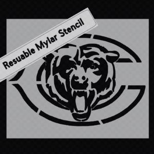 Puede incluir: Un esténcil en blanco y negro con el logotipo de los Chicago Bears, una cabeza de oso dentro de una 'C' estilizada. El esténcil está sobre un fondo gris claro con el texto 'Resuable Mylar Stencil' en una etiqueta blanca.