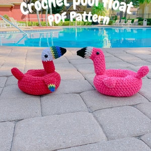 Könnte beinhalten: Zwei rosa gehäkelte Flamingo-Pool-Schwimmtiere an einem Schwimmbad. Der Text "Crochet pool float PDF Pattern" ist über den Schwimmtieren sichtbar.