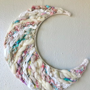 Zachte lente regenboog 18-inch maanvormige geweven muur opknoping