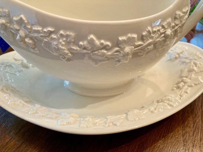 Wedgwood Queensware Gravy Boat - Thumbnail 5