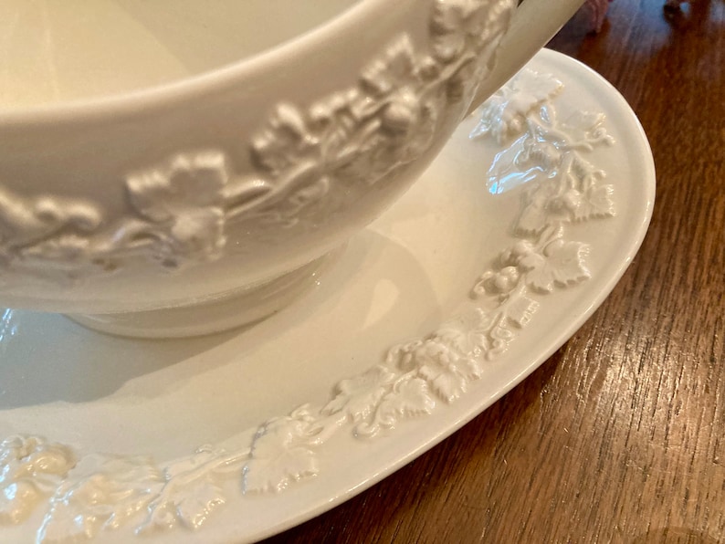 Wedgwood Queensware Gravy Boat - Thumbnail 4