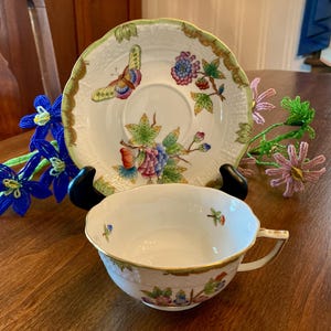 Lovely Herend Queen Victoria VBO #734 Footed Cup & Saucer