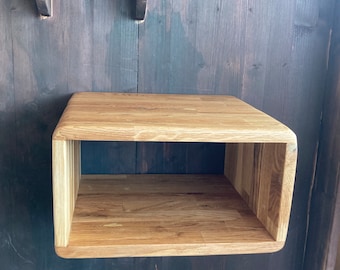 Handgefertigter schwebender Eichennachttisch Eichenholz - Minimalistischer Stil für ein aufgeräumtes Schlafzimmer