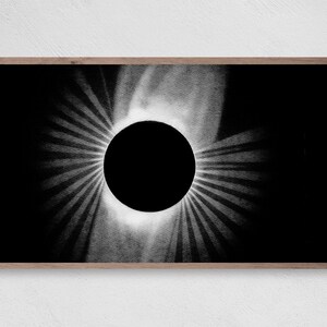 Könnte beinhalten: Ein Schwarzweißfoto einer Sonnenfinsternis. Die Sonne ist vollständig vom Mond verdeckt, nur die Korona ist als heller Halo um den Mond sichtbar.