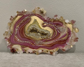 geodekristallagat, hartsgeodväggkonst, ädelstensmålning, abstrakt epoxiharts, guld, rosa och roséguldgeodväggkonst, geodemålning