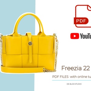 Puede incluir: Un bolso de mano de cuero amarillo brillante con una correa de cadena dorada. El bolso tiene un diseño tejido y un cierre de solapa. La imagen incluye el texto "Freezia 22", "PDF FILES with online tutorial", y "DE BLOO STUDIO".