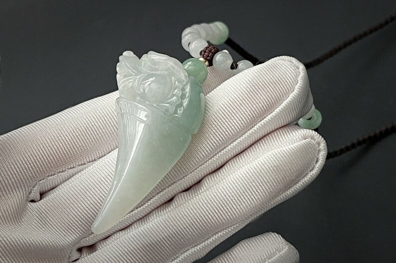 Certified Grade A Jadeite Jade Carved Dragon Tooth Pendant \u6b63\u54c1\u4fdd\u771fA\u8d27\u7fe1\u7fe0\u7ec6\u6da6\u7cef\u79cd\u7cbe\u96d5\u9f99\u7259\u540a\u5760