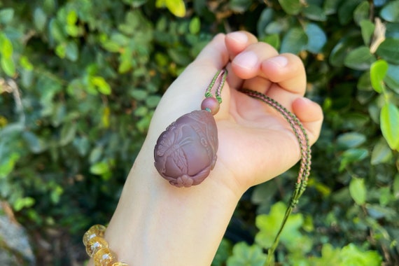 天然燕源瑪瑙彫刻蝶と花のペンダント、天然原矿盐源玛瑙雕刻蝶恋花精编 