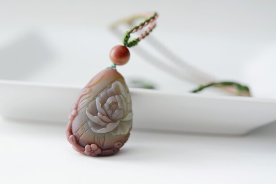 天然燕源瑪瑙彫刻蝶と花のペンダント、天然原矿盐源玛瑙雕刻蝶恋花精编 