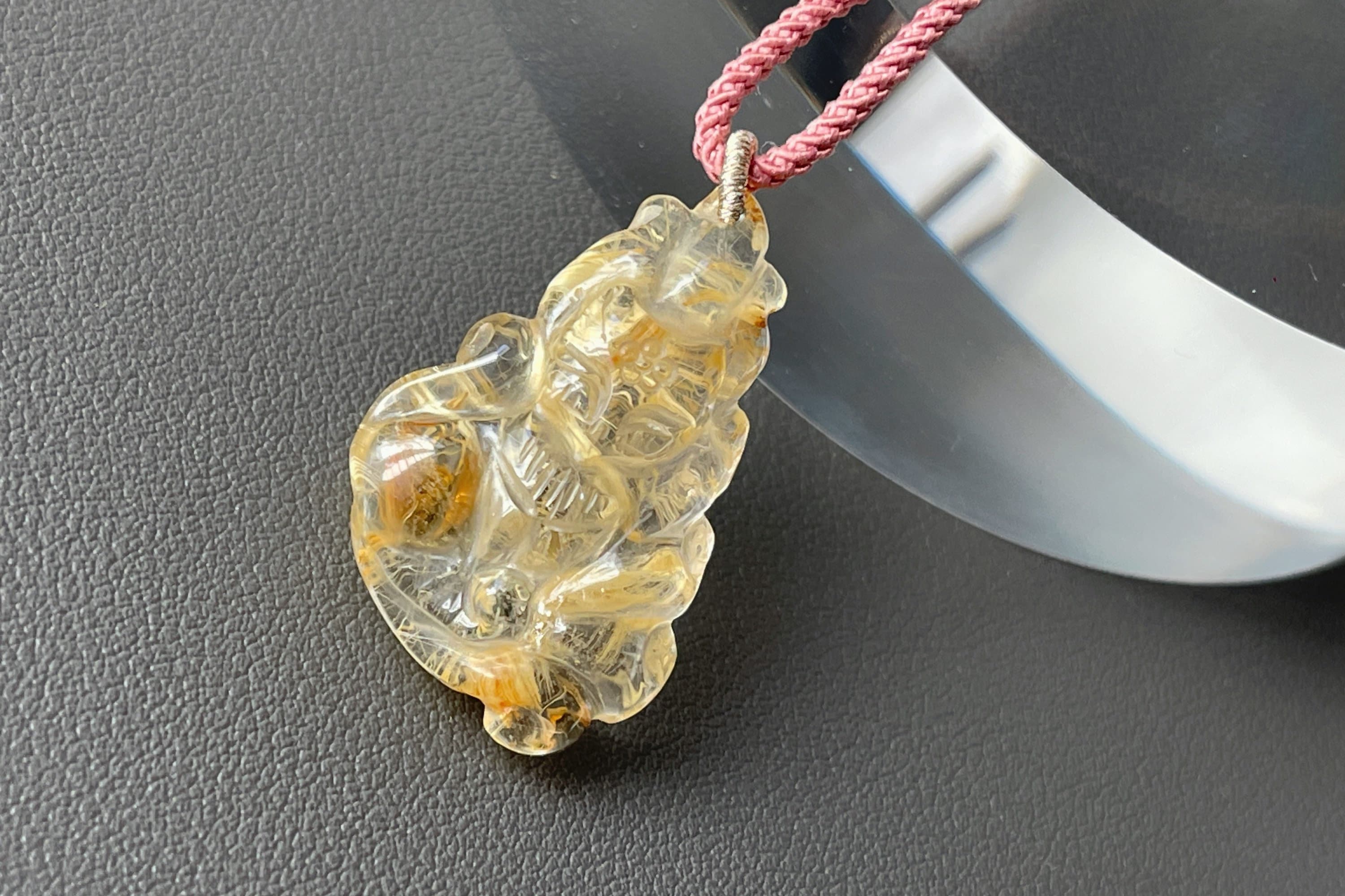 九尾狐彫刻のルチルクォーツ