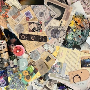 Puede incluir: Una colecci&oacute;n de ef&iacute;meras de estilo vintage, que incluye recortes de papel, pegatinas y elementos decorativos. El surtido presenta temas celestiales y bot&aacute;nicos, con ilustraciones de lunas, soles, flores y texto manuscrito.