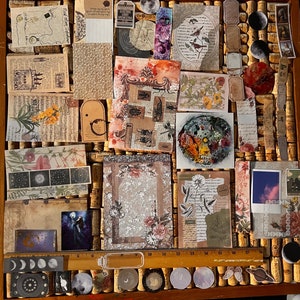 Puede incluir: Una colecci&oacute;n de ef&iacute;meras de estilo vintage, que incluye recortes de papel, pegatinas y etiquetas, dispuestas en un corcho. Los art&iacute;culos presentan temas bot&aacute;nicos, celestiales e insectos, con una paleta de colores beige, marr&oacute;n y tonos apagados. Una regla est&aacute; colocada en la parte inferior.