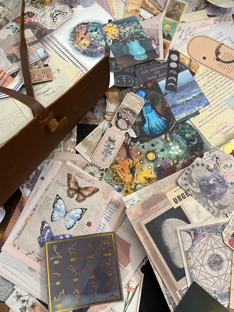 Puede incluir: Una colecci&oacute;n de ef&iacute;meras de estilo vintage, que incluye ilustraciones bot&aacute;nicas, estampados de mariposas y cartas celestes. El surtido presenta varias texturas, colores y tama&ntilde;os de papel, con una bolsa de cuero marr&oacute;n en la esquina superior izquierda. Algunos art&iacute;culos tienen texto, incluyendo "Barber", "Urgent" y "The Romance of the Ship".