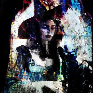 Puede incluir: Una mujer con un sombrero de bruja y un vestido azul oscuro con cuello blanco. La imagen está pintada en un estilo oscuro y abstracto con salpicaduras de color.