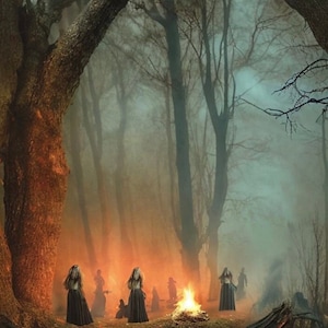 Puede incluir: Un grupo de figuras con túnicas blancas se encuentran alrededor de una fogata en un bosque brumoso. Las figuras se recortan contra el resplandor naranja del fuego.