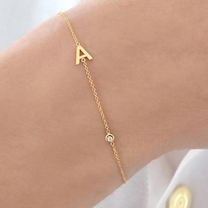 Delicada pulsera de oro macizo con inicial y bisel de diamantes, pulsera con letras de diamantes en oro macizo, pulsera de cadena personalizada.