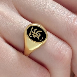 Gepersonaliseerde massief gouden zegelring met emaille - Monogram op maat