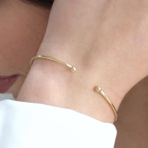 Double Ball Bangle Bracelet voor elke dag, 14 kt open armband in elke maat, klassieke massief gouden manchetarmband, fijne sieraden cadeau voor haar
